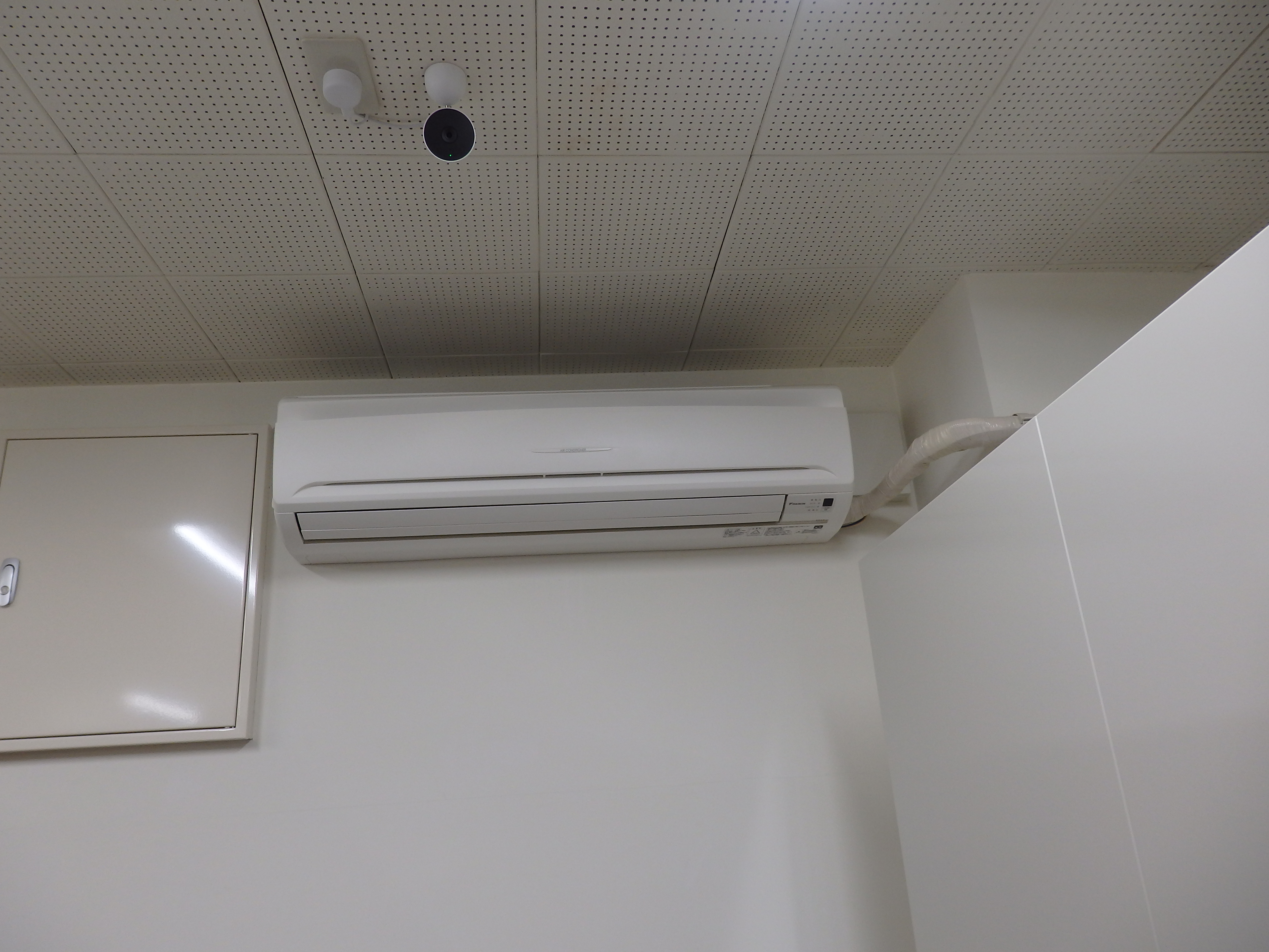 空調と防犯カメラ